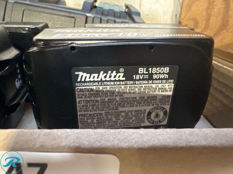 Makita DC18RD Dual-Port Charger with (4) BL1850B 18V 5.0Ah Batteries - Roller Auctions