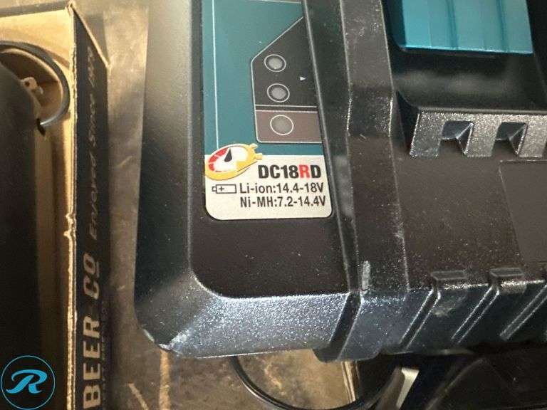 Makita DC18RD Dual Port Charger with (6) BL1840B 18V 4.0Ah Batteries - Roller Auctions