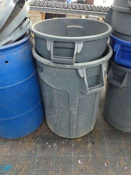 (13) Rubbermaid Brute Trash Containers With Lids - Roller Auctions