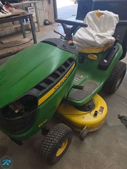 John Deere  D110  Ride-On Lawn Mower - Roller Auctions