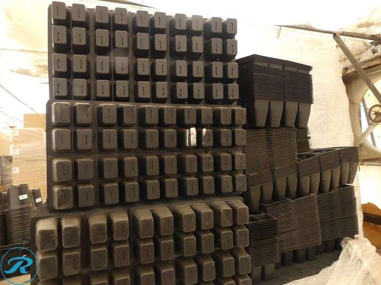 (2) Pallets of Plastic Planter Packs, 606 and 10/4 Packs - Roller Auctions