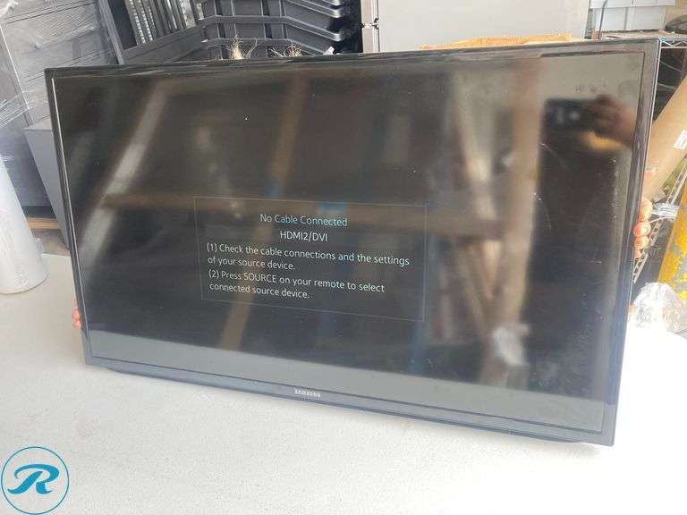 (1) Samsung TV 40" with remote control Former Airbnb perfect condition (see Photos) - Roller Auctions