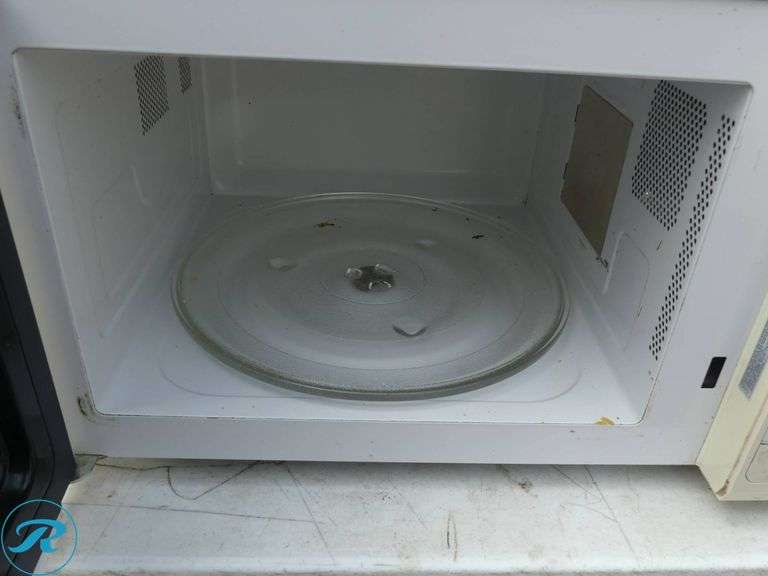 (2) Household Microwaves: Sharp R-309YW and Magic Chef MCM1110W - Roller Auctions