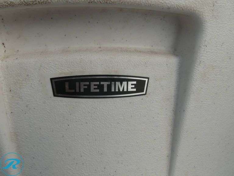 (30) Lifetime Folding Chairs - Roller Auctions