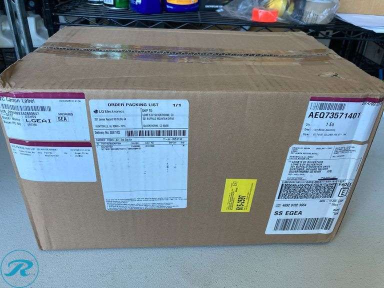 (1) New- LG 2.2-lb Ice Per day Cubed Ice Maker (White) - Roller Auctions