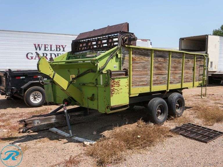 John Deere  Towable Heavy Duty  T/A Manure Spreader