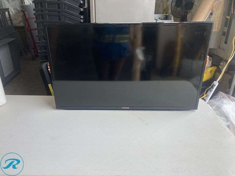 (1) Samsung TV 40" with remote control Former Airbnb perfect condition (see Photos) - Roller Auctions