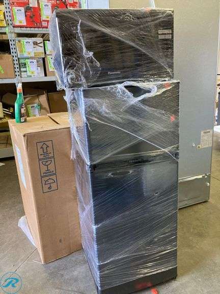 (2) Refrigerator Frigidaire w 18.5" x 44 h x 18.5" d  (1) Countertop Microwave Panasonic 20" w x 11.5" x 15" d (total of 2 items) - Roller Auctions