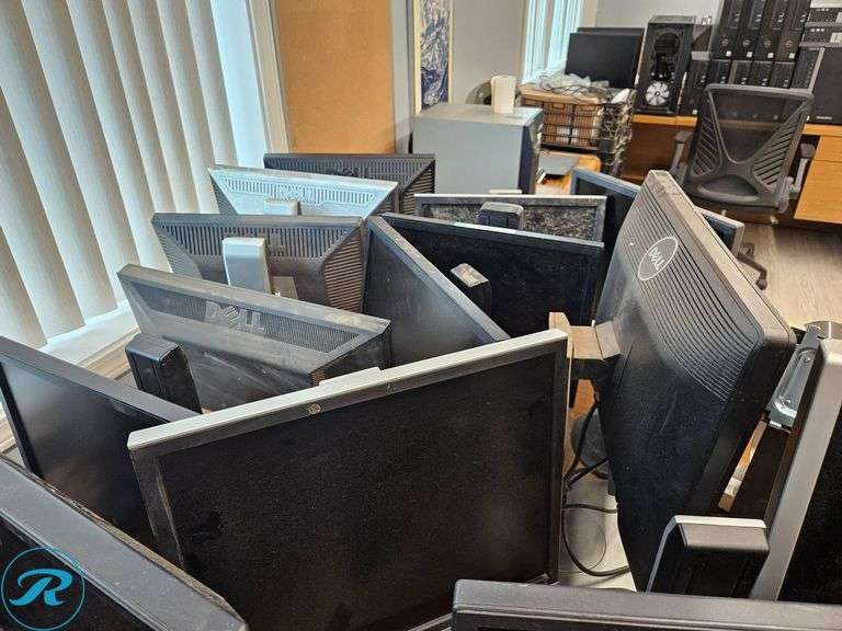 (30) Mixed Dell and HP Computer Monitors - Roller Auctions