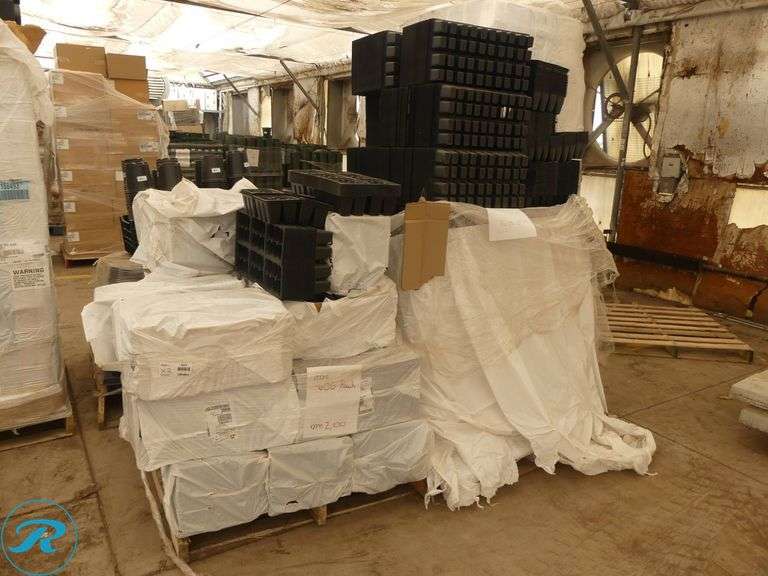 (2) Pallets of Plastic Planter Packs, 606 and 10/4 Packs - Roller Auctions