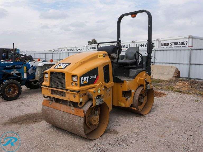 2015 Caterpillar CB24B Ride-On Roller - Roller Auctions
