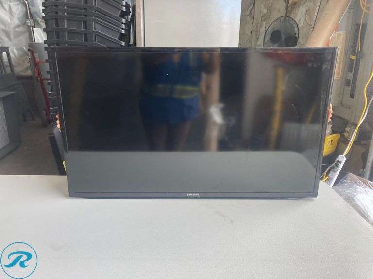 (1) Samsung TV 40" with remote control Former Airbnb perfect condition (see Photos) - Roller Auctions
