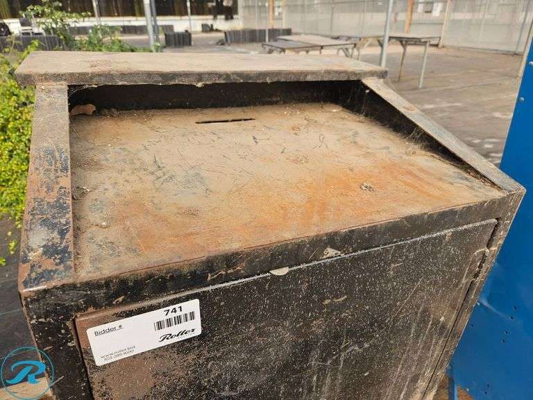 Metal Storage Cabinet on Casters - Roller Auctions