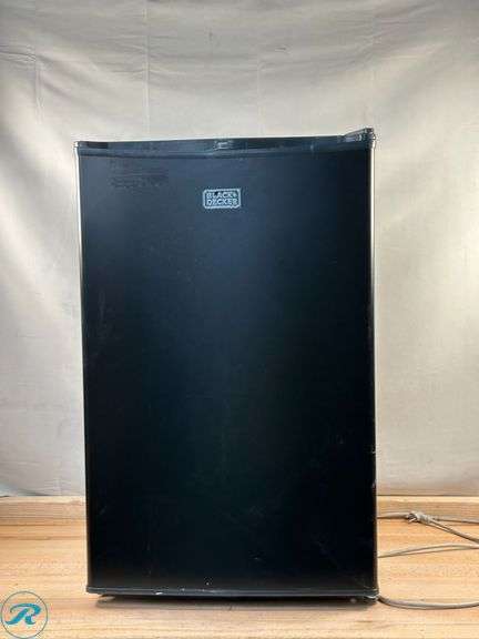 Black+Decker 4.3 Cu. Ft. Compact Refrigerator, Black- Used/ Salvaged/ Won't Cool Down - Roller Auctions