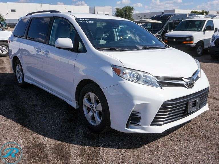 2019  Toyota  Sienna  LE  FWD  Passenger Van - Roller Auctions