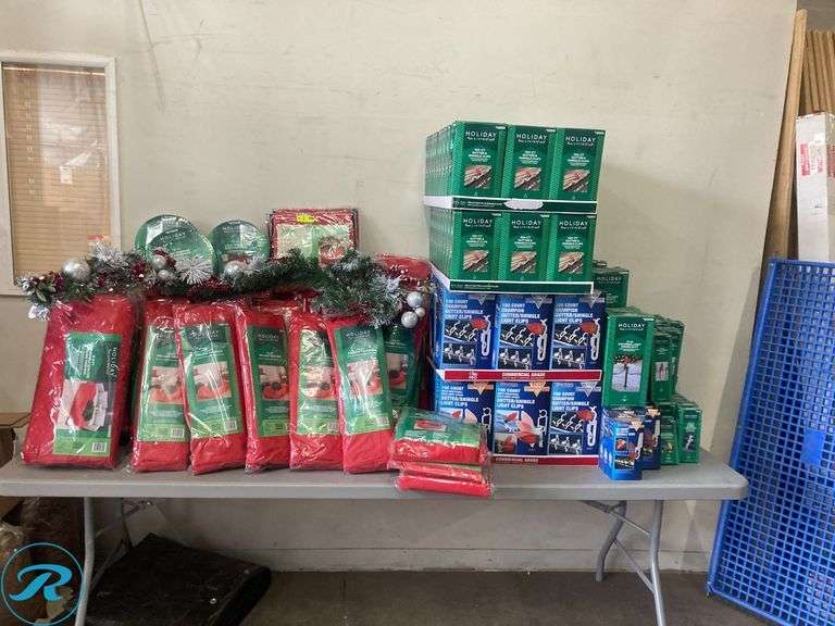 (200) New- Assorted Christmas accessories (rolling tree bag, storage bags. Light storage reels etc) - Roller Auctions