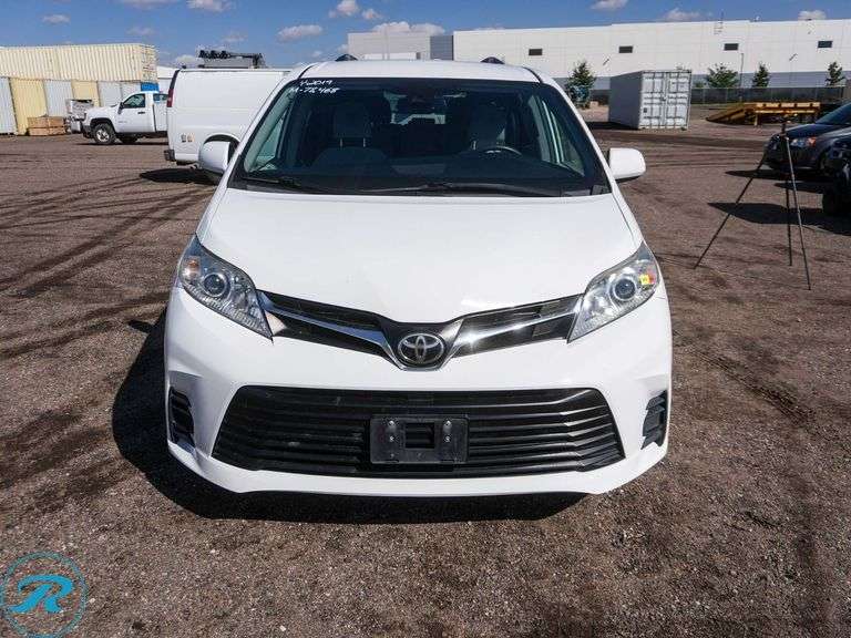 2019  Toyota  Sienna  LE  FWD  Passenger Van - Roller Auctions
