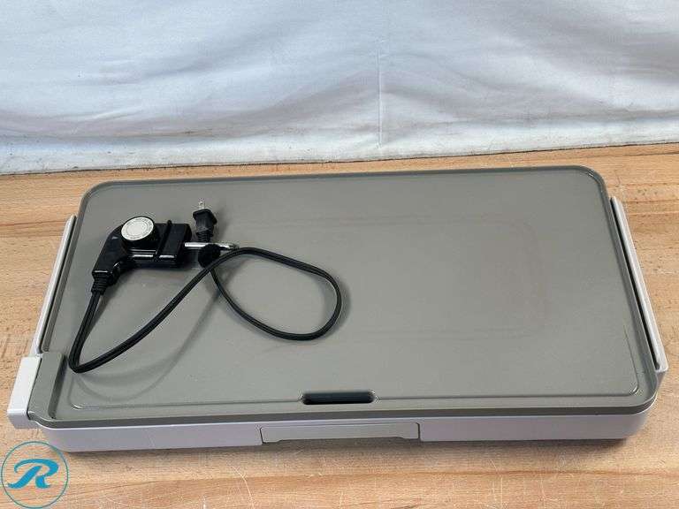 Bella: xl griddle with warming tray- Used; Chefman: Electric Kettle with Tea Infuser- Used - Roller Auctions