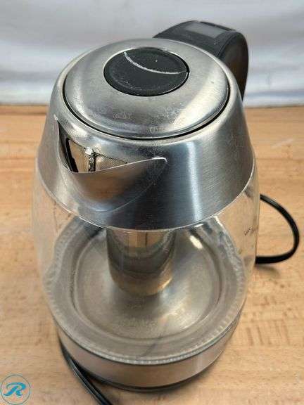 Bella: xl griddle with warming tray- Used; Chefman: Electric Kettle with Tea Infuser- Used - Roller Auctions
