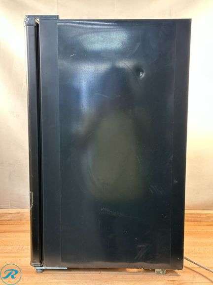 Black+Decker 4.3 Cu. Ft. Compact Refrigerator, Black- Used/ Salvaged/ Won't Cool Down - Roller Auctions