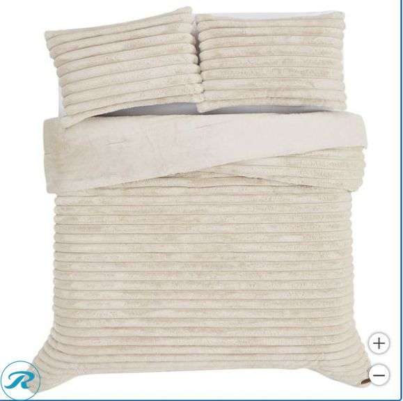 FRYE: 2” Jacquard Channel, Faux Fur Comforter Set- Like New - Roller Auctions
