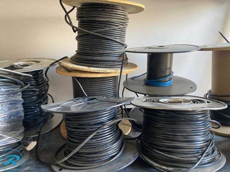 (34) New- Assorted cables for different uses: coax underground networks hons, speakers, lamps, circuit (34 rolls of different types of cable) - Roller Auctions