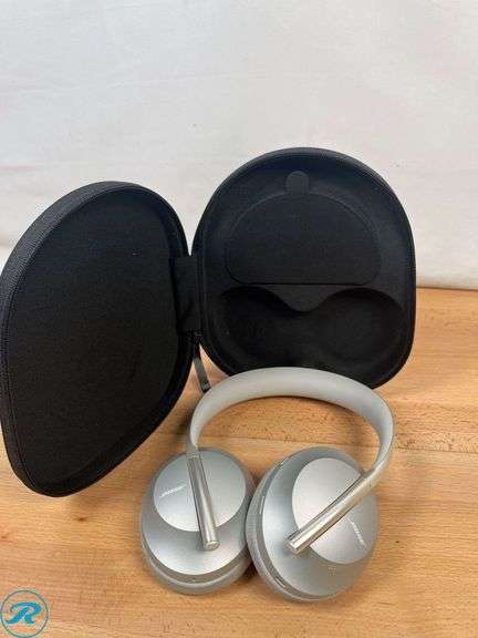 Bose Noise Cancelling Wireless Bluetooth Headphones 700, with Alexa Voice Control, Silver - Like New/Refurbished - Roller Auctions