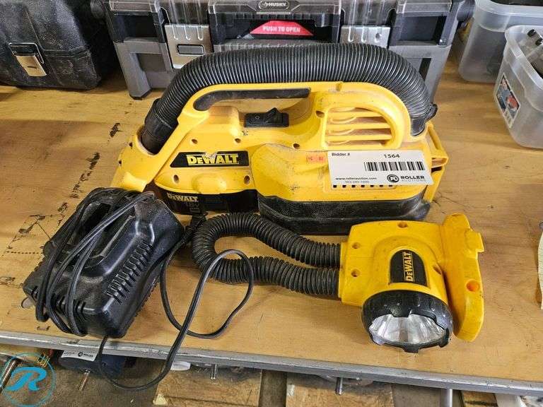 DeWalt DC515 Cordless Wet/Dry Vacuum and DW919 Rechargeable Light