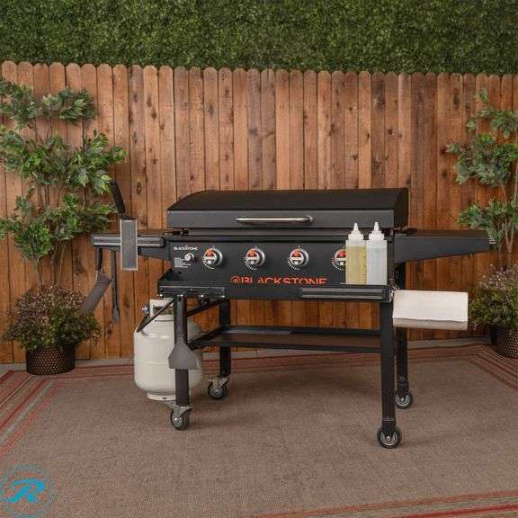 Blackstone 36 in. Griddle with Hinged Hood, Front Shelf and Soft Cover - New - Roller Auctions