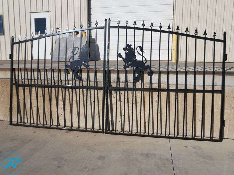 New I-Ranch IRIG 14' Bi-Parting Iron Gates, Lion Center Design