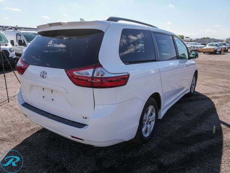 2019  Toyota  Sienna  LE  FWD  Passenger Van - Roller Auctions