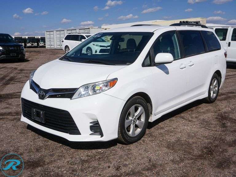 2019  Toyota  Sienna  LE  FWD  Passenger Van - Roller Auctions