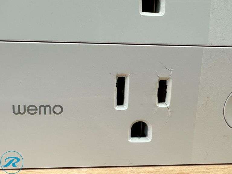 (4) Belkin: Wemo Mini Smart Plug, White- Used, (1) Has a small crack - Roller Auctions