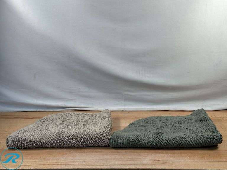 (4) Bathroom Mat- Like New - Roller Auctions