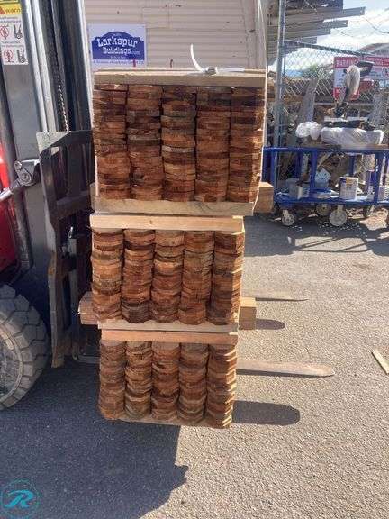 (300) Western Red Cedar Dog Ear Fence Pickets 5/8" x 3.5" x 5' - Roller Auctions