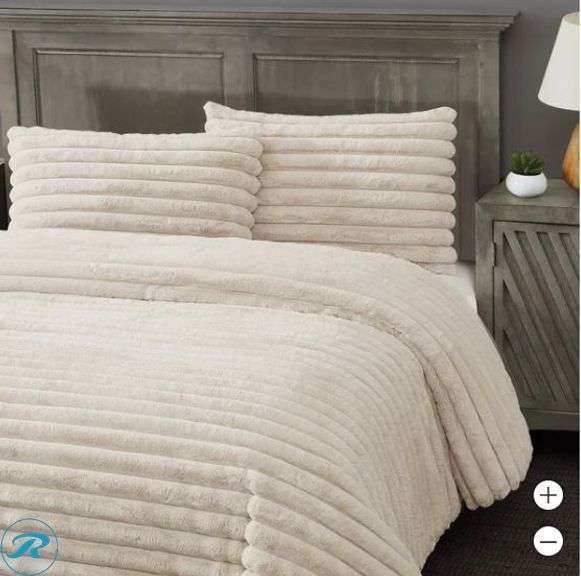 FRYE: 2” Jacquard Channel, Faux Fur Comforter Set- Like New - Roller Auctions
