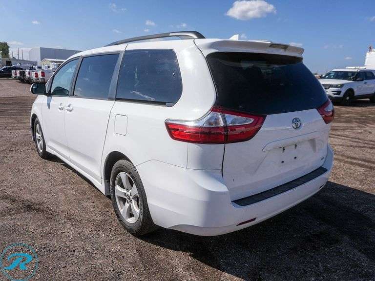 2019  Toyota  Sienna  LE  FWD  Passenger Van - Roller Auctions