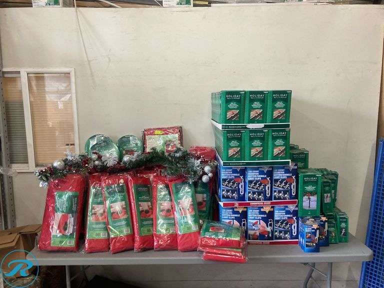 (200) New- Assorted Christmas accessories (rolling tree bag, storage bags. Light storage reels etc) - Roller Auctions