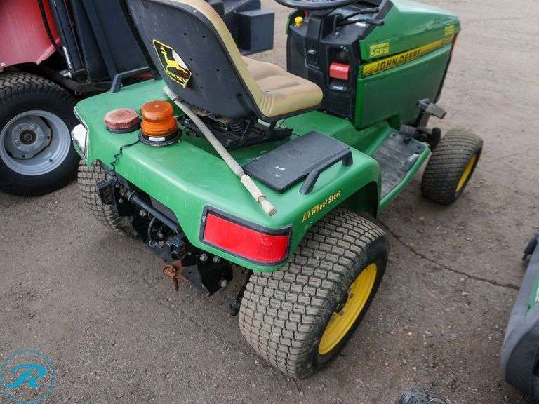 John Deere  455  RWD  Ride-On Lawn Tractor - Roller Auctions