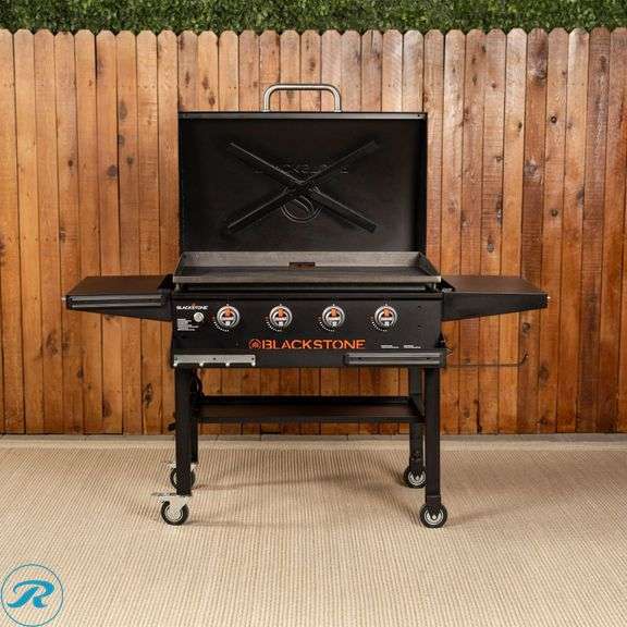 Blackstone 36 in. Griddle with Hinged Hood, Front Shelf and Soft Cover - New - Roller Auctions