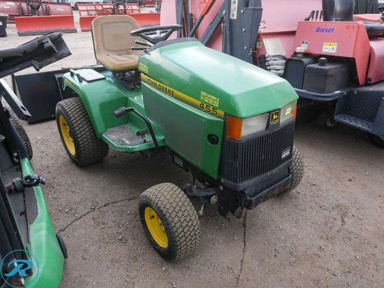 John Deere  455  RWD  Ride-On Lawn Tractor - Roller Auctions