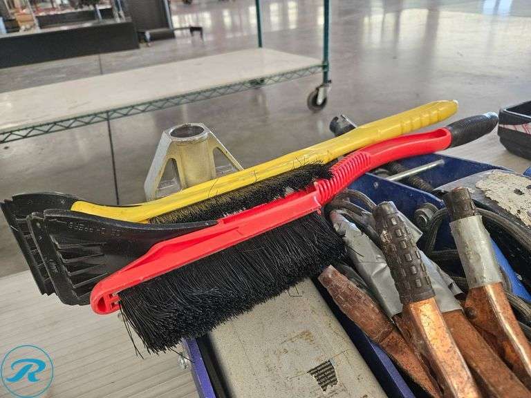 (2) Hydraulic Floor Jacks, Jumper Cables, and Snow Brushes - Roller Auctions