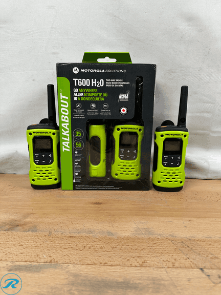 (2) Motorola Solutions T600 35 Miles Waterproof Two-way Radio Green, 2 Pack - Used/1 Walky-talky Don't Stay On