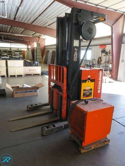 Raymond  20R40TT Reach-Fork  Stand-On Forklift