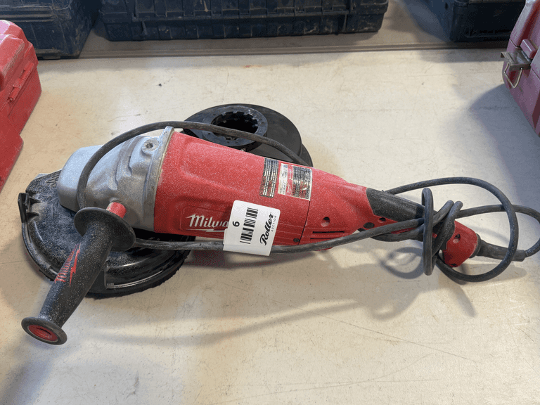 Milwaukee 7"/9" Grinder With Concrete Disc