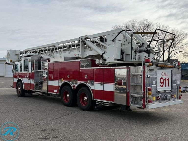 2003  Pierce  Dash  RWD  T/A 100' Ladder Fire Truck - Roller Auctions