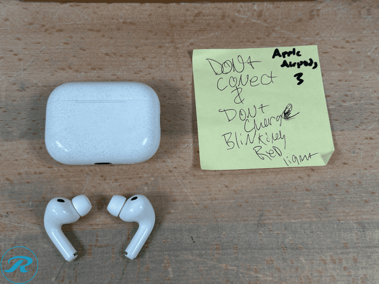 Apple: Airpods Pro 3- Used/No Accessories/ Doesn't Connect or Charge/ Blinking Red light; Apple: Airpods Pro 2- Used/ Doesn't Stay connected and when connected the left headphone doesn't Function - Roller Auctions