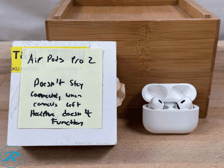 Apple: Airpods Pro 3- Used/No Accessories/ Doesn't Connect or Charge/ Blinking Red light; Apple: Airpods Pro 2- Used/ Doesn't Stay connected and when connected the left headphone doesn't Function - Roller Auctions
