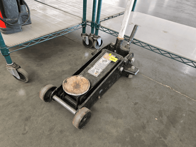 Pro-Lift Heavy Duty Hydraulic Service Jack, Model F-767, 6000 Lbs Capacity