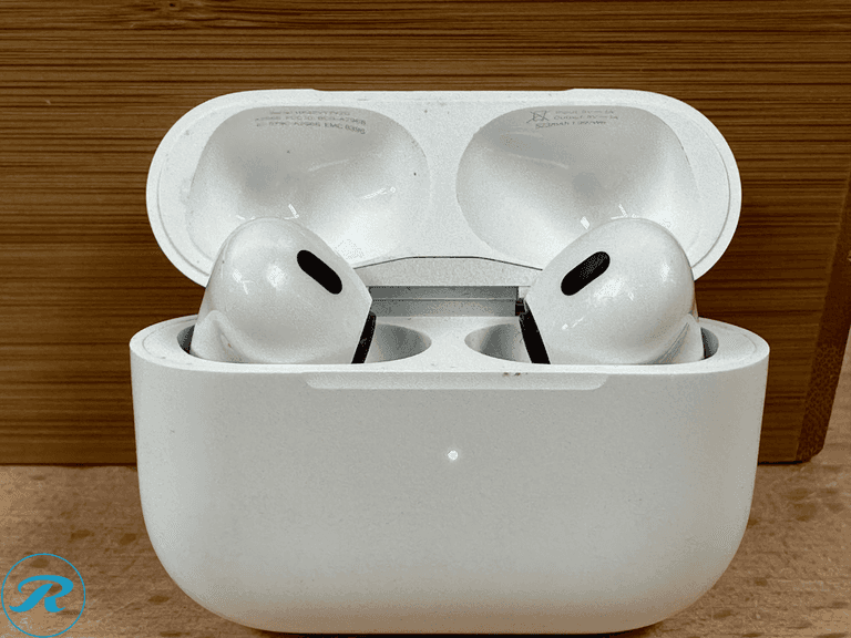 Apple: Airpods Pro 3- Used/No Accessories/ Doesn't Connect or Charge/ Blinking Red light; Apple: Airpods Pro 2- Used/ Doesn't Stay connected and when connected the left headphone doesn't Function